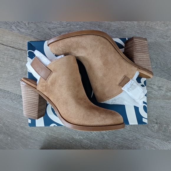 Brand NEW in box Lucky Brand Tan Oiled Suede Mules Size 8.5 NIB - Picture 3 of 6